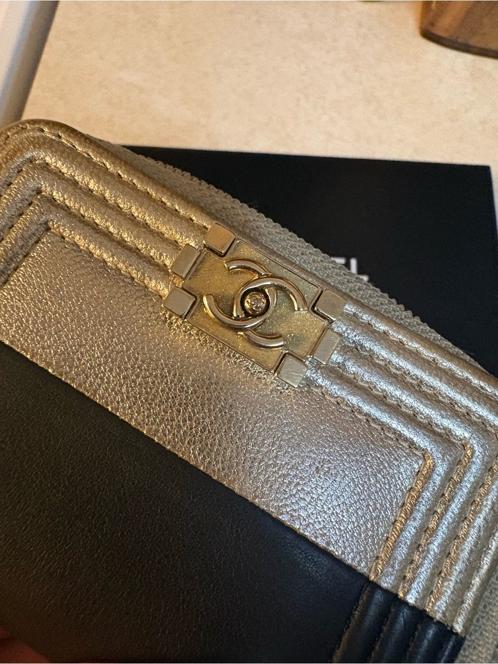 CHANEL Boy Metallic Gold and Black Quilted compact Zippy Wallet with gold enamel - Picture 2 of 6